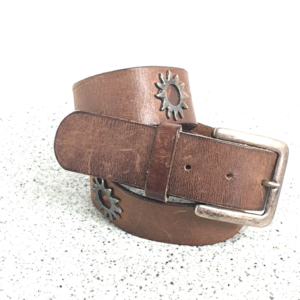 Vermillion leather belt with silver sun detailing size large - Picture 2 of 7